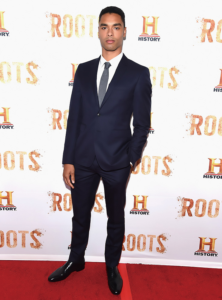 시대극에선 공작 역할을 담당했지만 법률 드라마에선 단정한 타이를 맨 변호사 역할을 맡았다.