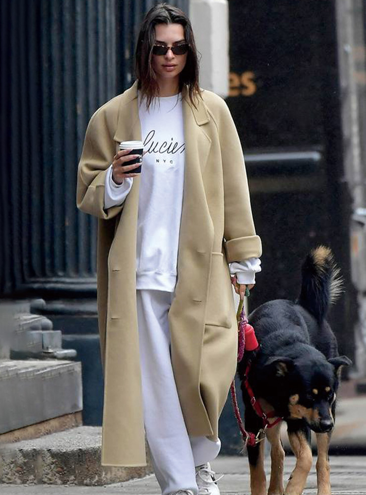 트레이닝 수트에 심플한 아우터웨어를 더하면 자연스러운 원 마일 웨어가 완성된다. 에밀리 라타이코프스키의 모습을 참고해 근사한 ‘마실 룩’을 완성해 보길.