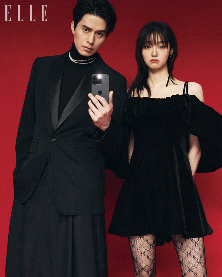  이동욱이 입은 재킷은 Celine Homme. 터틀넥은 Giorgio Armani. 팬츠는 Dolce & Gabbana. 스커트는Camiel Fortgens by MUE. 네크리스는 Tasaki. 김혜준이 입은 드레스는 Etro. 이어링은 Lovememonster.