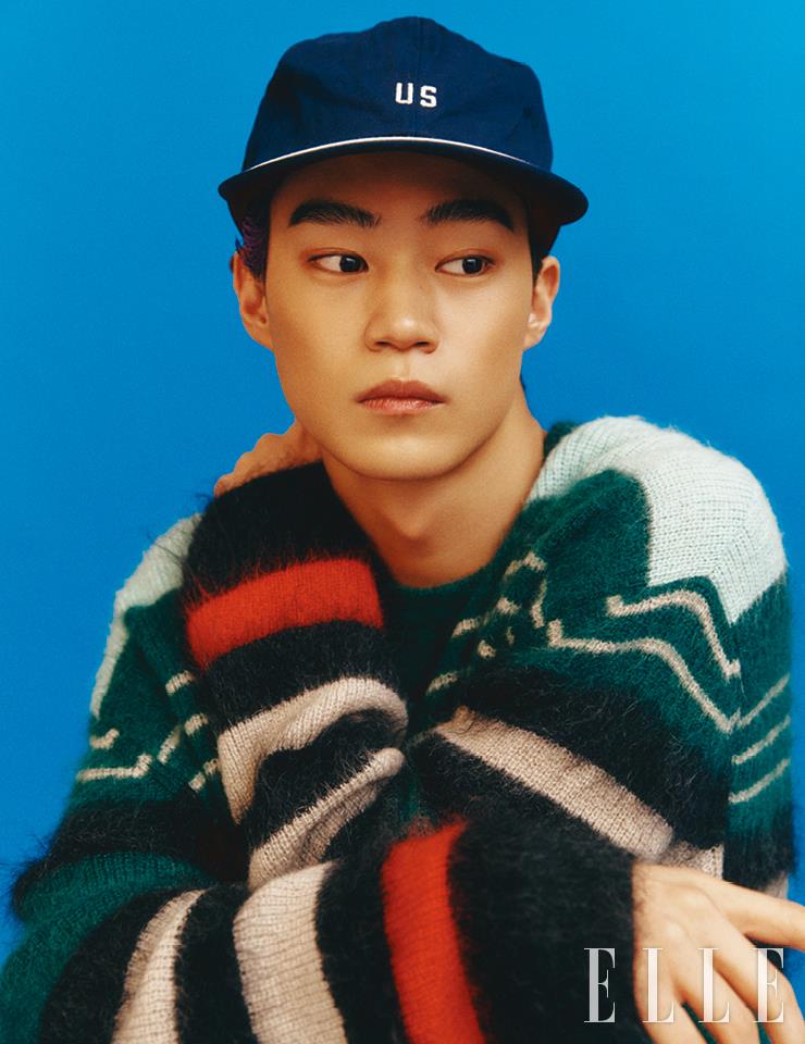 스트라이프 니트 톱은 Solid Homme. 볼 캡은 Sunnei.