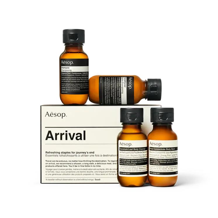 이솝 어라이벌 - 샴푸, 컨디셔너, 상쾌한 향 제라늄 리프 바디 클렌저, 라인드 컨센트레이트 바디 밤으로 구성돼 여행 또는 운동 시 유용한 키트. 각 50mL, 세트 4만3천원. 