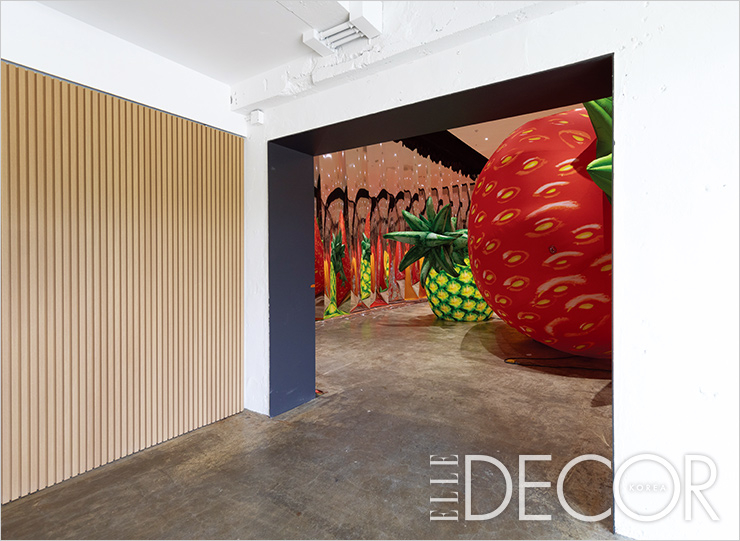 오징어잡이 배의 조명을 연상시키는 조명 장식, 예술로 농사를 짓는 최정화의 야외 조각 작품, 어선의 밧줄과 어망, 잔잔한 물결을 닮은 제이원 스튜디오(j1studio)의 선반과 설치미술 작품. 현재 아트 스페이스에서 최정화의 개인전이 열리고 있다.