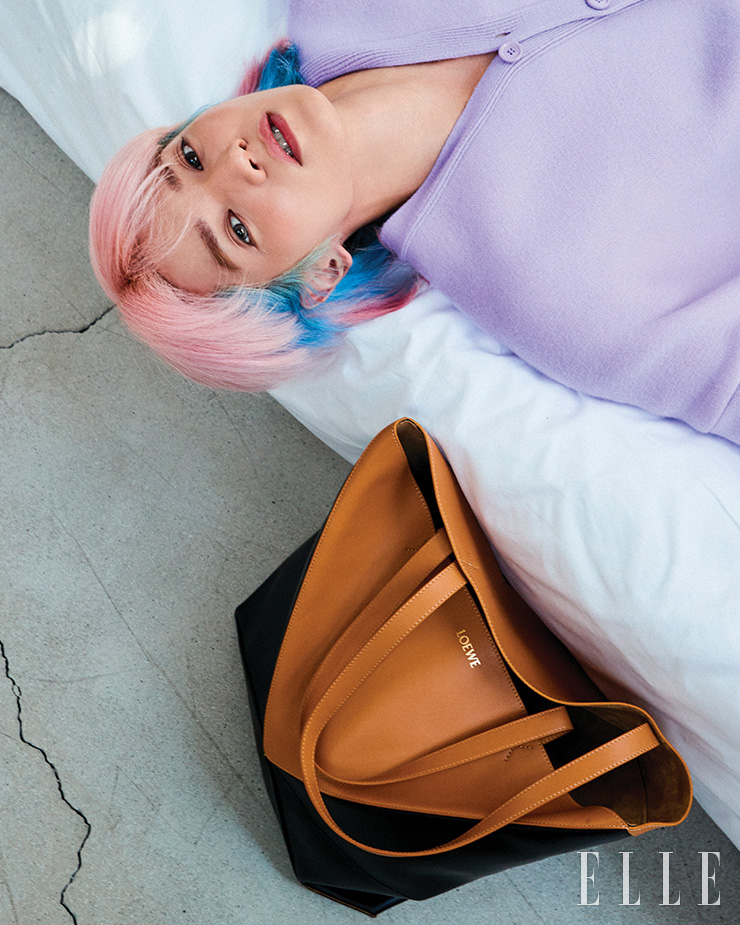 드레이프 카디건과 퍼즐 폴드 도트 라지 백은 모두 Loewe.