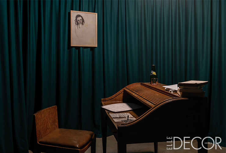 다크 블루의 앤티크한 서재.